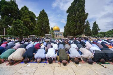 عشرات الآلاف من المصلين في القدس المحتلة يؤدون صلاة الجمعة في رحاب الأقصى